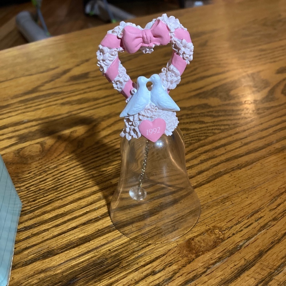 Vintage WEDDING 24% LEAD CRYSTAL Clear BELL- LOVE BIRDS - Dated 1992 AVON 5"